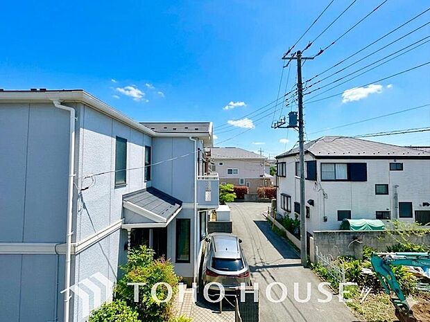 星空が地上に映りこむかのような夜景のきらめきまで、この街ならではの美しい風景の物語が室内に展開。