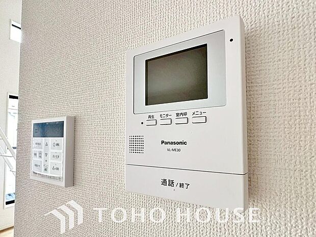 誰が来てもわかる様にモニター付きインターホンを設置。家事導線を考慮した個所に設置し、防犯性と利便性に優れ快適と安らぎを合わせた優しい設計。