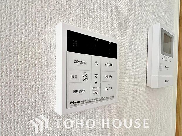 お風呂場と台所に操作リモコンがあり、キッチン近くにある給湯リモコンは、お料理の最中でもリビングで寛いでいるなかでもボタン一つで簡単に沸かせて便利ですね。