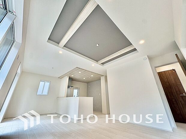 一日の中で多くの時間を過すことになるリビング。爽やかな通風と採光を存分に感じる事が出来る空間です。