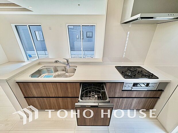 美しく使いやすいキッチン空間。優しい温もりを醸し出すキッチンは料理の為の配慮を随所に注ぎました。