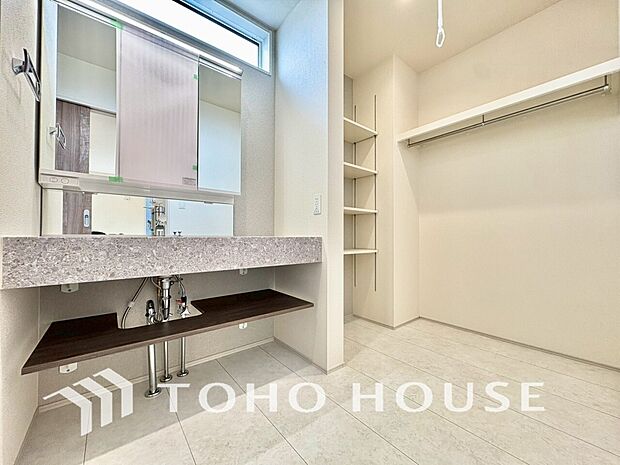 身だしなみのチェックがしやすい大きな鏡、下には収納がたっぷり。スッキリとした空間を演出いたします。