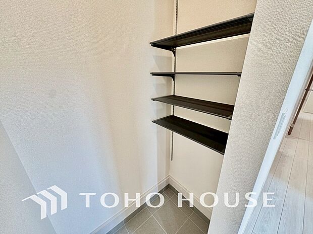 少しでも空いているスペースを収納にすることで、無駄のない空間を演出しております。