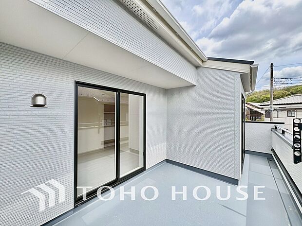 頬をなでる優しい風を感じることが出来るバルコニー。つい深呼吸をしたくなる気持ちの良い眺望です。