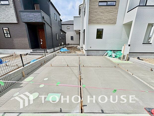 ゆったりとした駐車スペースを確保いたしましたので、大きめのお車でも駐車可能です。