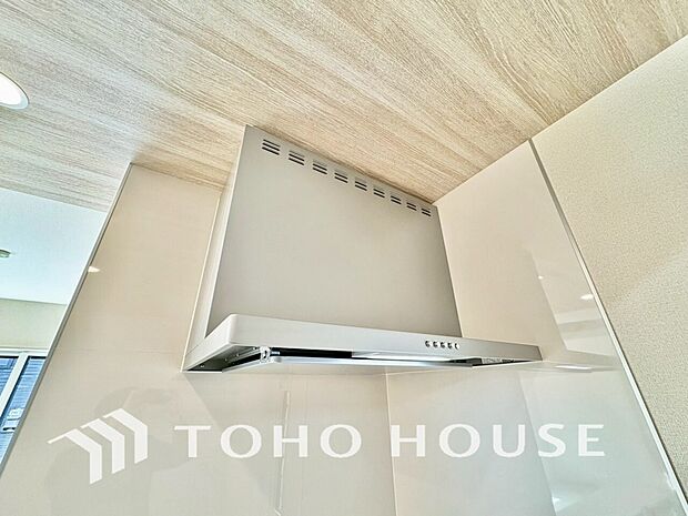 昨今主流のスリムタイプのレンジフード。スタイリッシュな見た目からインテリアとしても人気がある型です。