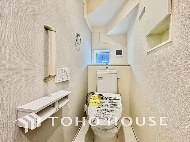 十分な広さと清潔感のあるカラーで纏まったおトイレ。時間に余裕とゆとりを持たせます。