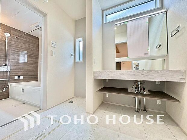 身だしなみのチェックがしやすい大きな鏡、下には収納がたっぷり。スッキリとした空間を演出いたします。