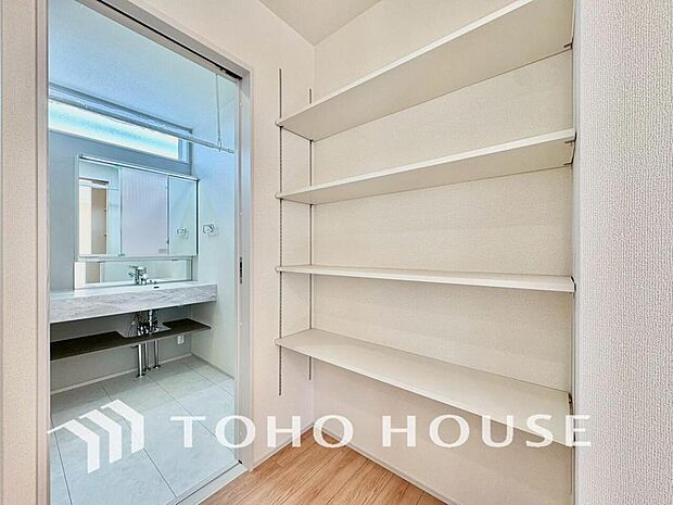 建物内部の収納には拘りました。共有部分に設けた収納。お荷物が多い方にも安心です。