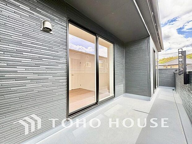 頬をなでる優しい風を感じることが出来るバルコニー。つい深呼吸をしたくなる気持ちの良い眺望です。