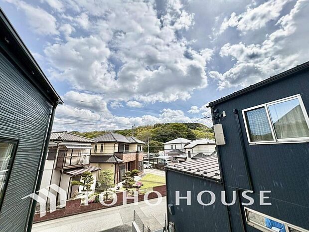 星空が地上に映りこむかのような夜景のきらめきまで、この街ならではの美しい風景の物語が室内に展開。