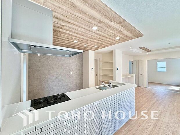 光が注がれる青い空から鮮やかに赤色にゆっくりと染まる。そんな優しい時間がここでは流れてゆく。