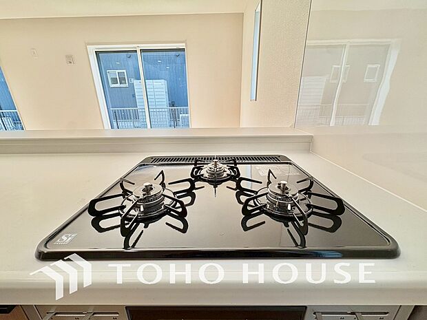 3口コンロは一度に複数のお料理を作ることができるメリットがあります。毎日のキッチンタイムを効率よく。