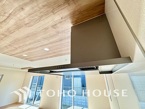 昨今主流のスリムタイプのレンジフード。スタイリッシュな見た目からインテリアとしても人気がある型です。