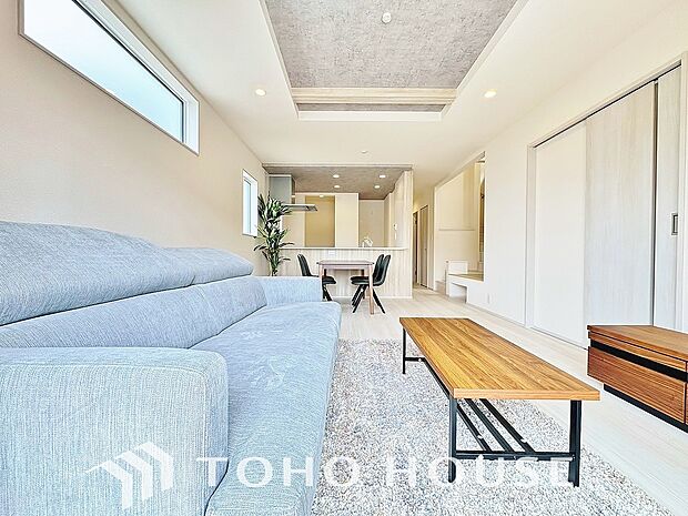 光が注がれる青い空から鮮やかに赤色にゆっくりと染まる。そんな優しい時間がここでは流れてゆく。