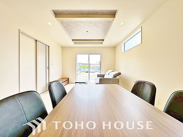 忙しい朝でも、しっかり家族が揃って食事をして頂けるゆとりある大きさのダイニングスペース。