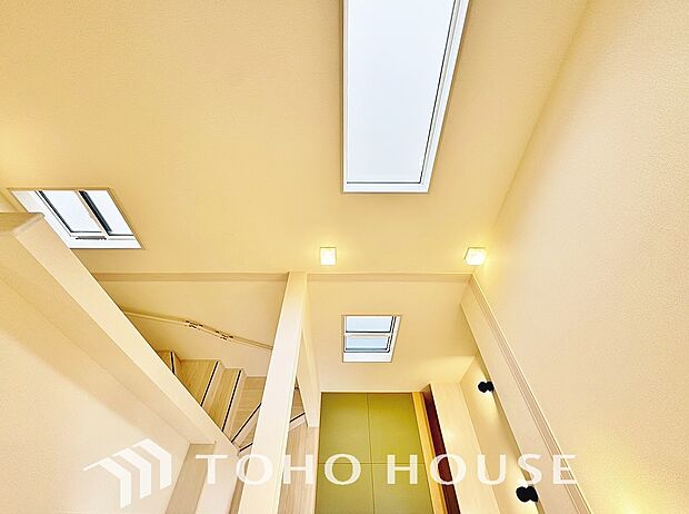 吹き抜けを設け開放感あふれるリビング。爽やかな通風と採光を存分に感じる事が出来る空間です。