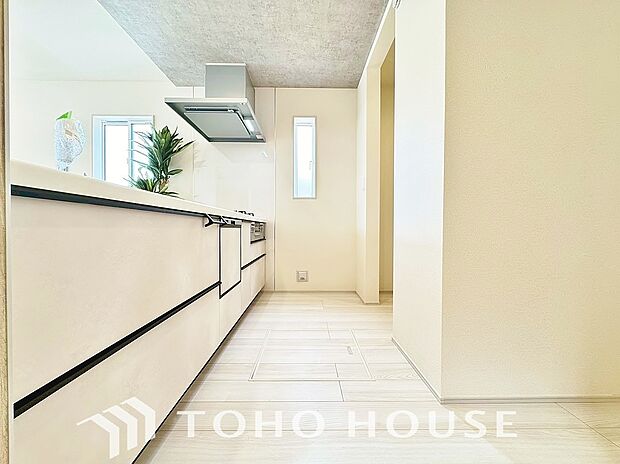 キッチンの収納は、デッドスペースになりやすい箇所を有効活用できる、スライド式収納を採用しました。