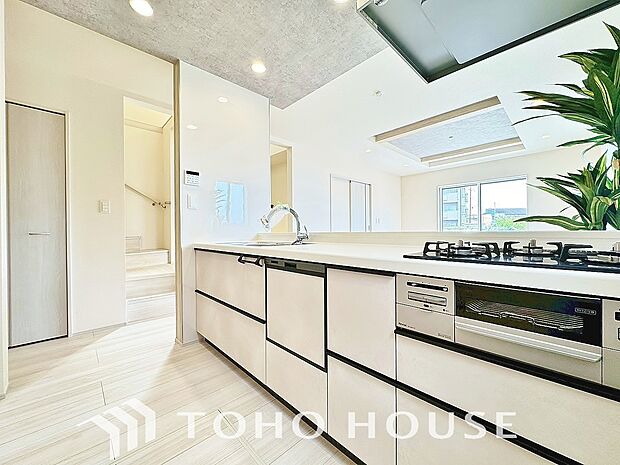 夫婦そろってキッチンに立っても調理がしやすく余裕の広さ。家事をしながら会話も弾みます。