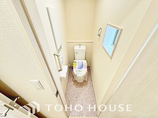 十分な広さと清潔感のあるカラーで纏まったおトイレ。時間に余裕とゆとりを持たせます。