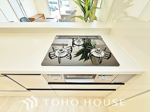 3口コンロは一度に複数のお料理を作ることができるメリットがあります。毎日のキッチンタイムを効率よく。