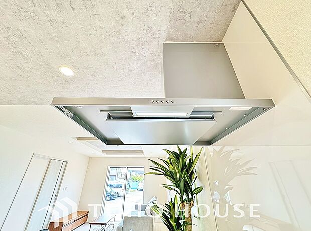昨今主流のスリムタイプのレンジフード。スタイリッシュな見た目からインテリアとしても人気がある型です。