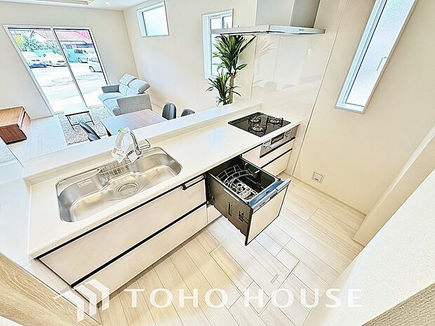 ビルトイン食器洗浄乾燥機付きのシステムキッチン。毎日の家事負担を軽減する嬉しい設備です。