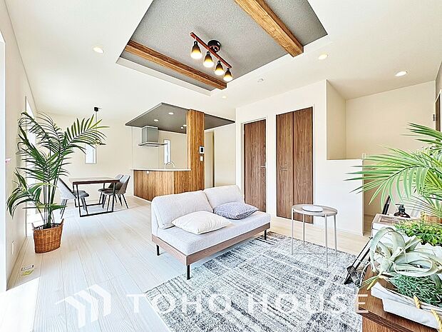 毎日の暮らしに癒しをもたらす居心地の良いリビングです。