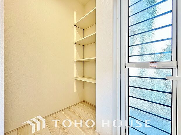 買い置きした日用品や食品等を収納する場所として最適なパントリー収納がございます。