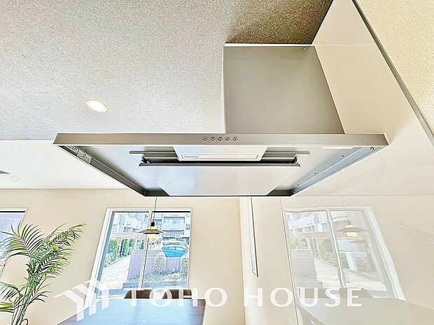 昨今主流のスリムタイプのレンジフード。スタイリッシュな見た目からインテリアとしても人気がある型です。