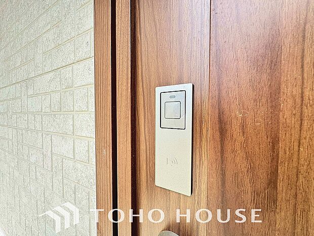 ICチップを用いたカードやボタンなどで玄関扉の鍵の施錠・解錠が出来る設備。