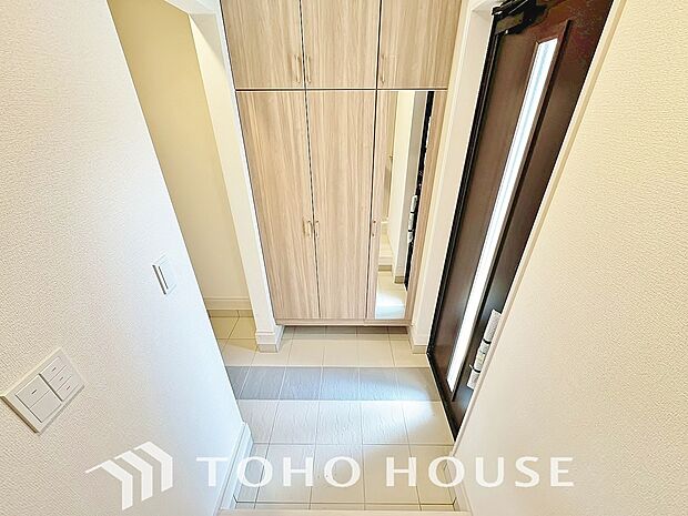 毎日みんなを見送り、そして迎え入れる場所だから。帰りたくなる家をテーマに設計した、自慢の玄関です。