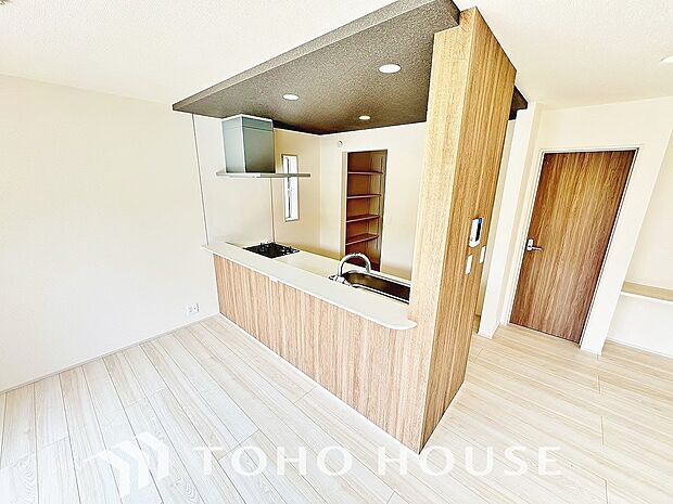 LDKでは家族が集まり、明るく穏やかな空気のなかで飲んだり、食べたり、笑ったり。