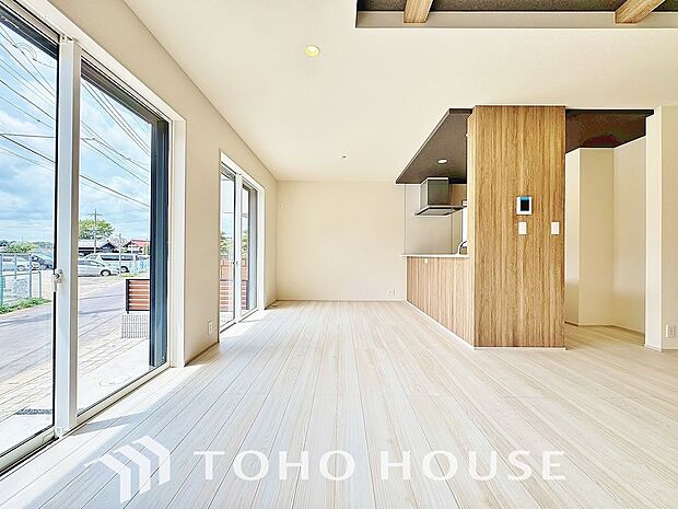 光が注がれる青い空から鮮やかに赤色にゆっくりと染まる。そんな優しい時間がここでは流れてゆく。