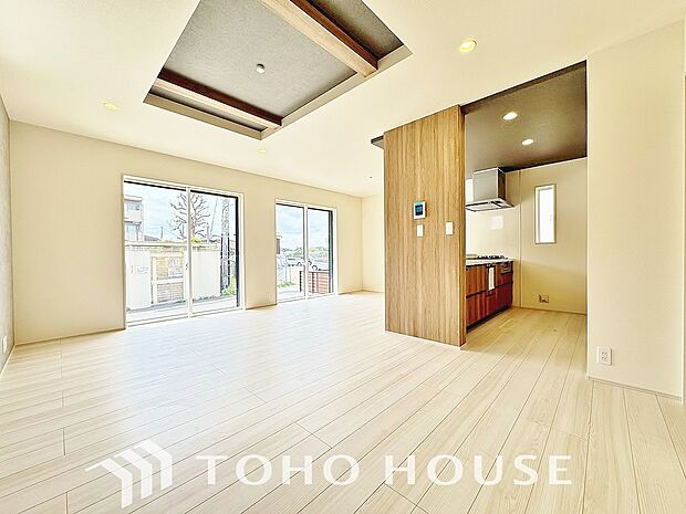 忙しい朝でも、しっかり家族が揃って食事をして頂けるゆとりある大きさのダイニングスペース。