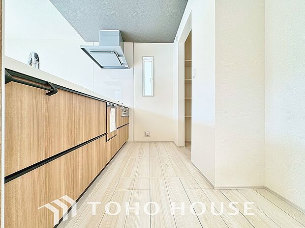 キッチンの収納は、デッドスペースになりやすい箇所を有効活用できる、スライド式収納を採用しました。