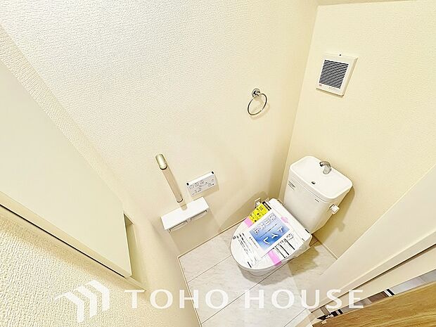 十分な広さと清潔感のあるカラーで纏まったおトイレ。時間に余裕とゆとりを持たせます。