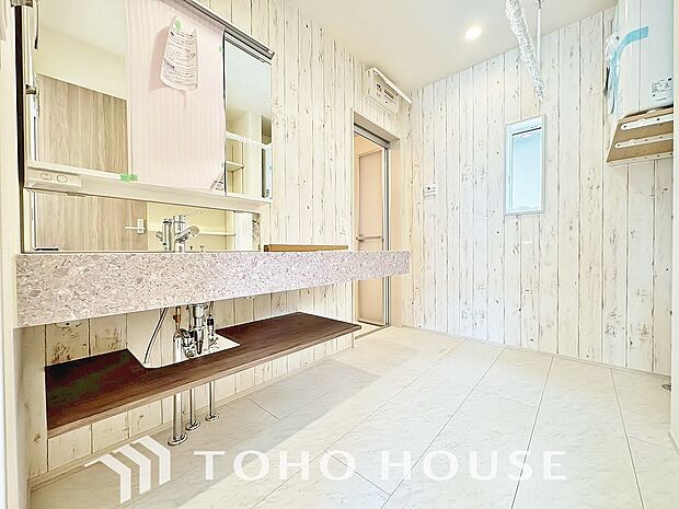 身だしなみのチェックがしやすい大きな鏡、下には収納がたっぷり。スッキリとした空間を演出いたします。