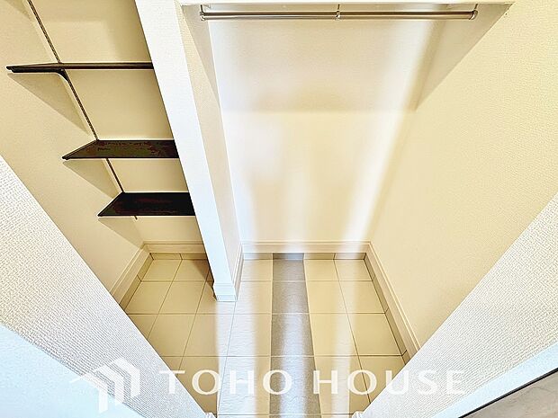 人を迎え入れる最初の場所だからこそ、清潔感が大事。ゆとりあるシューズインクロークも設置しました。