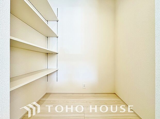 買い置きした日用品や食品等を収納する場所として最適なパントリー収納がございます。