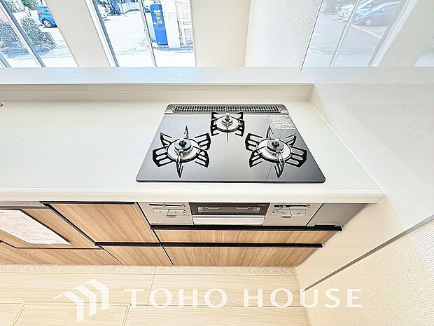 3口コンロは一度に複数のお料理を作ることができるメリットがあります。毎日のキッチンタイムを効率よく。