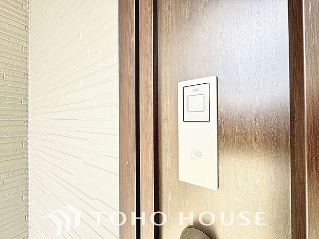 ICチップを用いたカードやボタンなどで玄関扉の鍵の施錠・解錠が出来る設備。