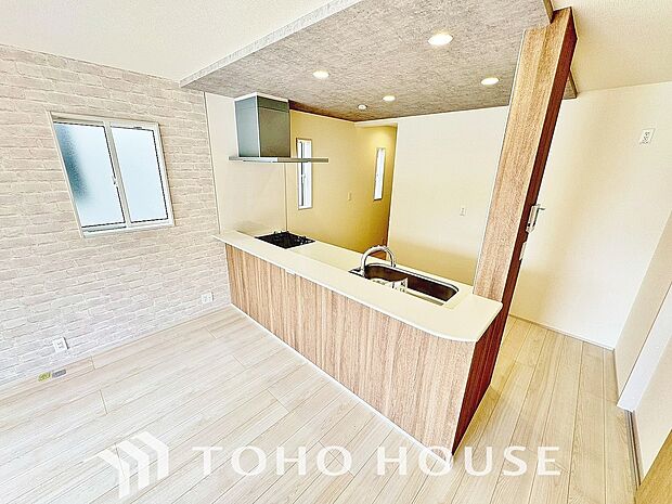 ＬＤＫでは家族が集まり、明るく穏やかな空気のなかで飲んだり、食べたり、笑ったり。