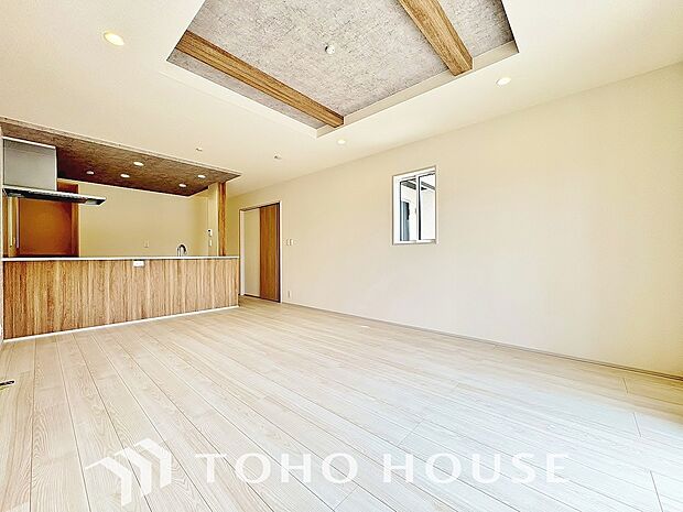 光が注がれる青い空から鮮やかに赤色にゆっくりと染まる。そんな優しい時間がここでは流れてゆく。