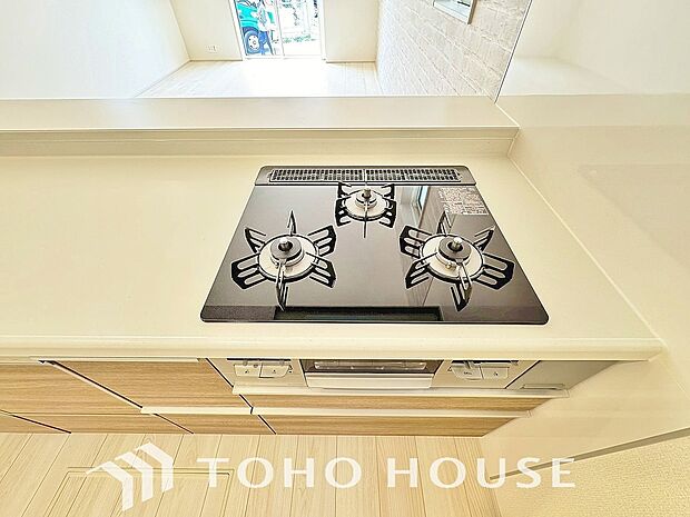 3口コンロは一度に複数のお料理を作ることができるメリットがあります。毎日のキッチンタイムを効率よく。