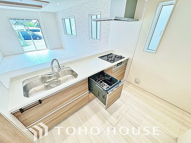 ビルトイン食器洗浄乾燥機付きのシステムキッチン。毎日の家事負担を軽減する嬉しい設備です。