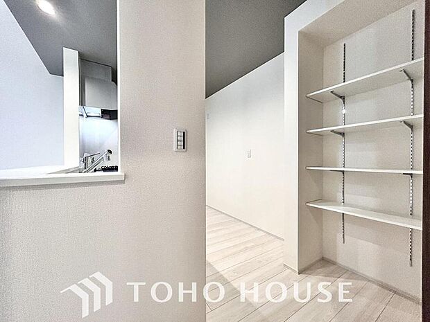 忙しい共働き世帯など、食品の買い置きや日用品のストックに大変便利なパントリー収納が備わってます。