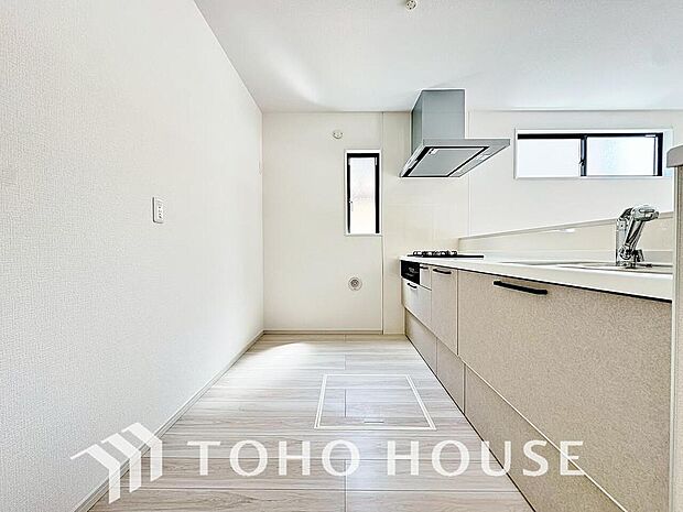 キッチンの収納は、デッドスペースになりやすい箇所を有効活用できる、スライド式収納を採用しました。