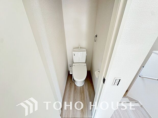 白で統一された清潔感のあるトイレ。もちろん温水洗浄機能付きです。