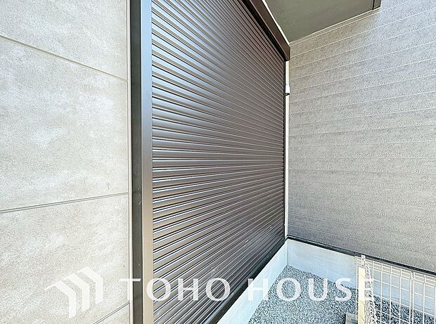 戸建にも防犯機能のシャッターを完備しております。寒い冬でも中から開閉がラクラクな所も便利です。